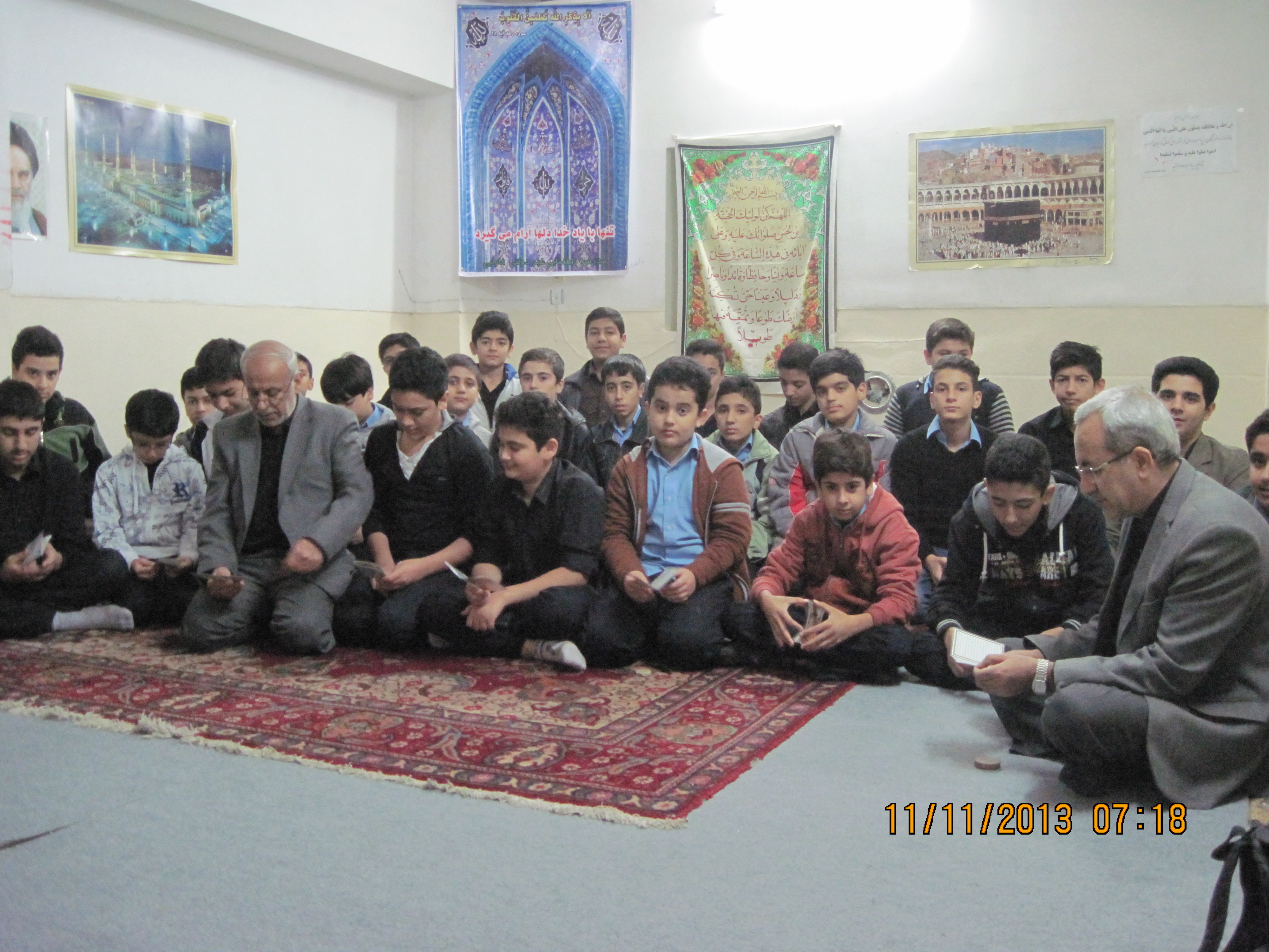 اجرای مراسم معنوی " زیارت عاشورا " روز سه شنبه 9/25  از ساعت 7 صبح در نمازخانه مدرسه 